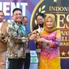Direktur Utama PDAM Kota Makassar, Beni Iskandar menerima penghargaan Nasional dari 5 Pilar Media Communication dalam acara Best Innovation Excellent Award 2022, Jumat (30/09/2022) malam.