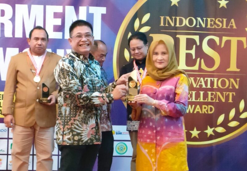 Direktur Utama PDAM Kota Makassar, Beni Iskandar menerima penghargaan Nasional dari 5 Pilar Media Communication dalam acara Best Innovation Excellent Award 2022, Jumat (30/09/2022) malam.
