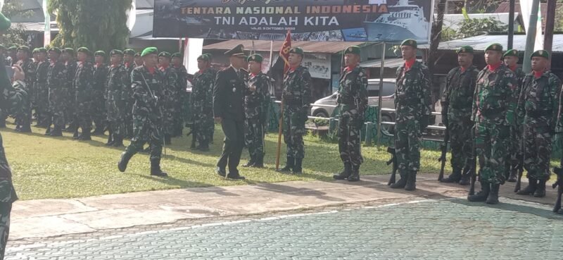 Dandim 1406/Wajo Letkol Inf. Muhammad Juanda Dinata melakukan pemeriksan pasukan pada peringatan HUT TNI ke 77 tingkat Kabupaten Wajo di Lapangan Upacara Kodim 1406 Wajo Rabu, 05/10/2022.