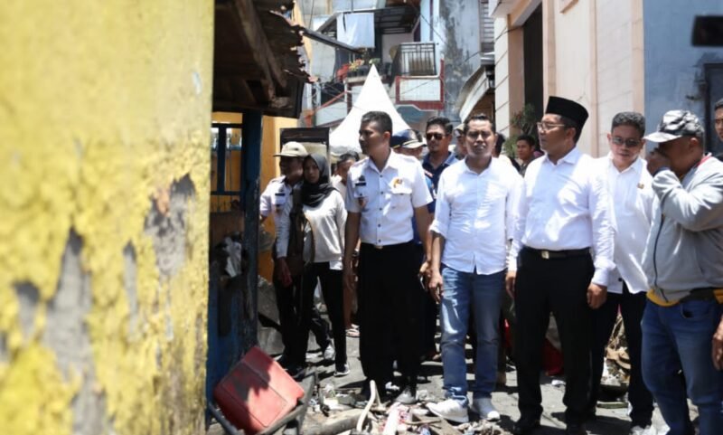 Wali Kota Makassar,  Danny Pomanto didampingi Camat Bontoala, Arman Nurdin meninjau lokasi kebakaran di Jalan Kangkung Timur dan Jalan Bawakaraeng Kelurahan Tompo Balang Kecamatan Bontola, Rabu (05/10/2022) siang.