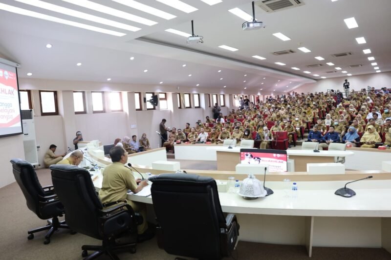 Wali Kota Makassar, Danny Pomanto memimpin langsung Rapat Koordinasi persiapan HUT Kota Makassar dan Program Longwis di Ruang Sipakatau Kantor Balaikota, Selasa (18/10/2022).