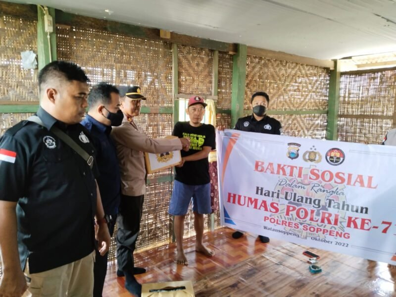 Subbag Humas Polres Soppeng melaksanakan kegiatan bakti sosial dengan mengunjungi rekan media dan warga yang sakit, Selasa 18 Oktober 2022. Giat ini dalam rangka HUT Humas Polri yang ke 71 tahun.