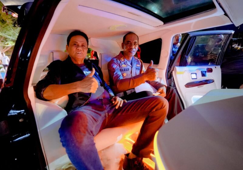 Bupati Barru, Ir. H. Suardi Saleh, M.Si., didampingi Kasat Lantas Polres Barru, AKP. H. Abdul Samad, SH., di gelaran Anniversary Neonatus Auto Club yang ke-2