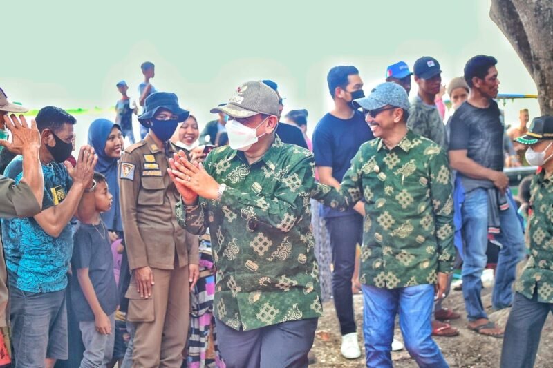 Bupati Wajo H. Amran Mahmud bersama Wakil Bupati Wajo H. Amran SE pada suatu kesempatan.