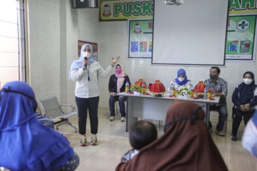 Kepala Dinas (Dinkes) Kota Makassar, dr. Nursaidah Sirajuddin dampingi Wakil Wali Kota Makassar, Fatmawati Rusdi Pantau Angka Stunting di 2 Puskesmas, Sabtu (02/07/2022).