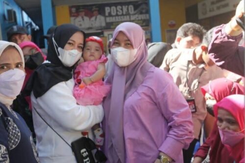 Kadinkes Makassar, dr. Nursaidah Sirajuddin, M.Kes dampingi Wakil Wali Kota Makassar, Fatmawati Rusdi memantau angka Stunting di Puskesmas Antang, Sabtu (23/07/2022).