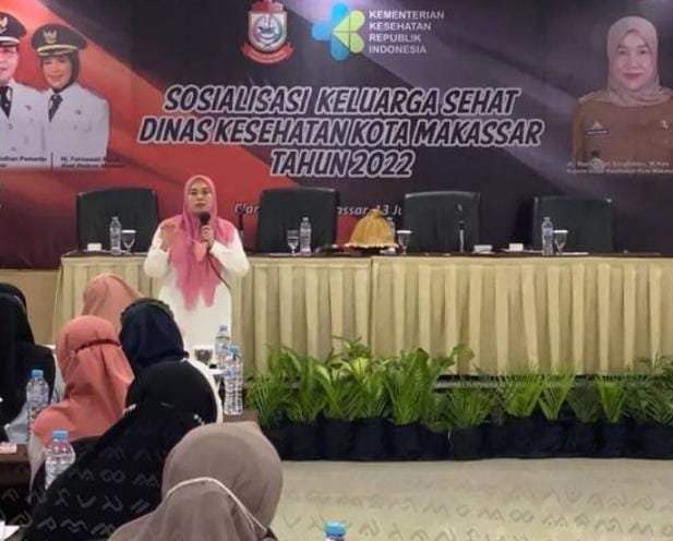Kepala Bidang Kesehatan Masyarakat (Kesmas), Sunarti, S.ST mewakili Kepala Dinas Kesehatan membuka pertemuan sosialisasi keluarga sehat di Hotel Claro Makassar, Rabu (13/07/2022).