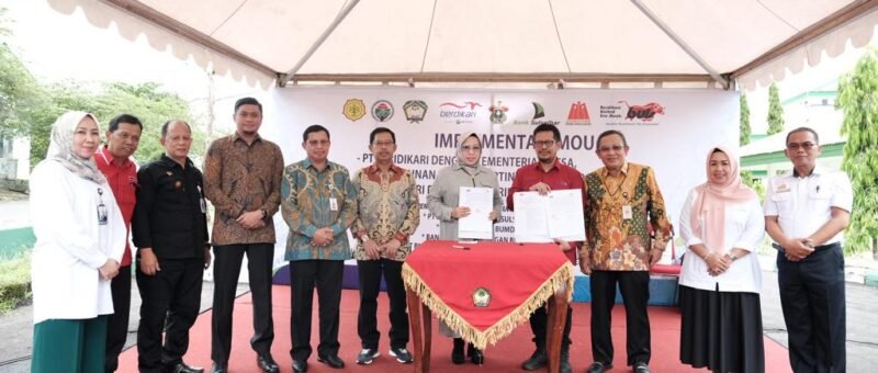 Penandatanganan Nota Kesepahaman bersama PT. Berdikari Live Stock, Pusat Penelitian dan Pengembangan Sumber Daya Peternakan dan Hewan Tropika LPPM - Unhas dan Balai Besar Inseminasi Buatan Singosari (BBIBS) berlangsung di Rumah Pemotongan Hewan (RPH) Kabupaten Gowa, Sabtu (19/11/2022).