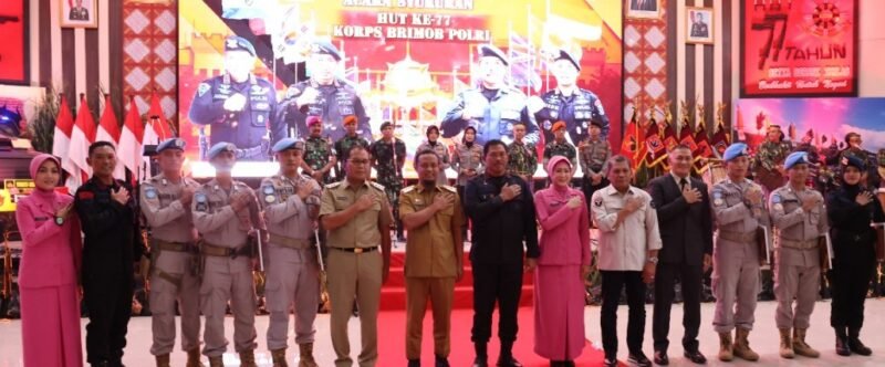 Wali Kota Makassar,  Danny Pomanto didampingi Kepala Dinas  Kominfo Kota Makassar, Mahyuddin hadiri perayaan HUT KORPS Brimob Polri ke 77 Tahun di Aula Mappaodang Polda Sulsel, Jalan Perintis Kemerdekaan KM 18 Makassar, Senin (14/11/2022).