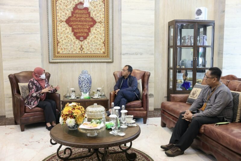 Wali Kota Makassar, Danny Pomanto menerima kunjungan Pusat Pendidikan STEM Fakultas Pendidikan University of Canberra Australia, Sitti Maesuri Patahuddin dikediamannya Jalan Amirullah, Jumat (04/11/2022).