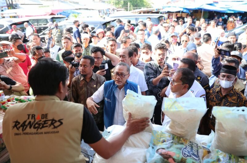 Menteri Perdagangan RI, Zulkifli Hasan didampingi Gubernur Sulawesi Selatan, Andi Sudirman Sulaiman dan Wali Kota Makassar, Danny Pomanto memantau perkembangan harga bahan pokok di Pasar Pa,baeng-baeng , Minggu (06/11/2022).