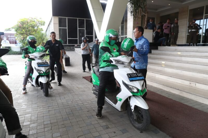 Wali Kota Makassar, Danny Pomanto gunakan Ojek Online Grab dari kediamannya menuju lokasi Rakernis APEKSI di Hotel Four Point Jalan Andi Djemma, Selasa (08/11/2022).