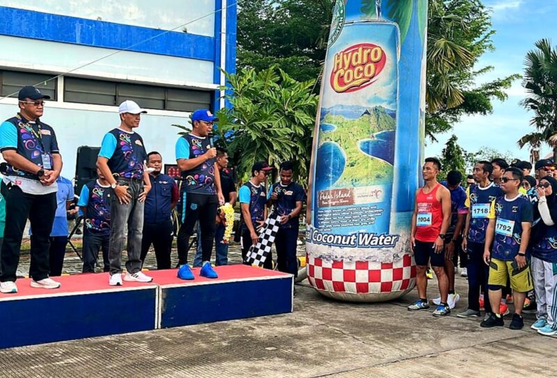 Wali Kota Makassar, Danny Pomanto melepas peserta Passport De Campus Fun Run 5K di Kampus II Politeknik Penerbangan (Poltekbang) Makassar Jalan Salodong Makassar, Minggu (13/11/2022).