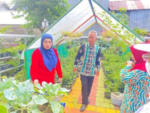 Dinas Kesehatan (Dinkes) Kota Makassar mengunjungi Kebun Kelompok Wanita Tani Anggrek Lorong Wisata (Longwis) di Bara-baraya Kecamatan Makassar, Jumat (16/09/2022).