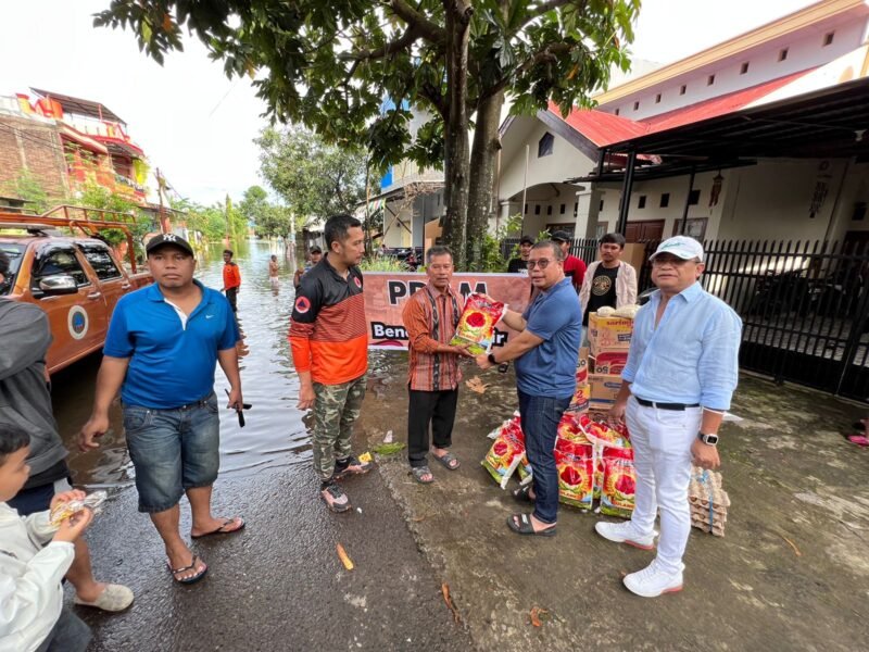 Tim PDAM Peduli Bencana Banjir kembali melakukan kunjungan untuk menyerahkan Bantuan kepada Korban Bencana alam, kali ini Direktur Tehnik Asdar Ali dan Indira Mulyasari yang juga Direktur Umum serta rombongan Pejabat dan Karyawan.