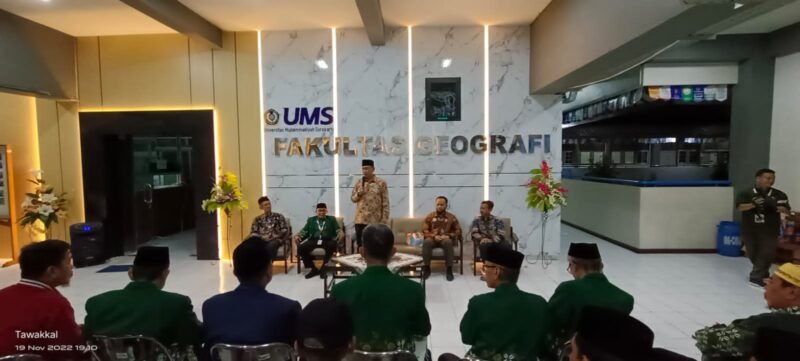 Setelah menghadiri pembukaan Muktamar Muhammadiyah ke 48 di Stadion Manahan Solo, Sabtu 19 November 2022, Bupati Wajo menyempatkan diri bersilaturahmi dengan Dekan Fakultas Geografi, Universitas Muhammadiyah Surakarta (UMS), Jumadi, S.Si., M.Sc., P.hd dan Koordinator Pondokan Wajo, Wakil Dekan UMS, Drs. Yuli Priyana, M.Si.