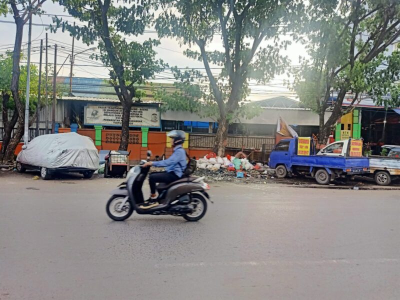 Suasana Pasar Pa, Baeng-baeng Barat di Pagi hari sampah menumpuk dan gunakan bahu jalan sebagai tempat parkiran di Sultan Alauddin, Senin (21/11/2022).