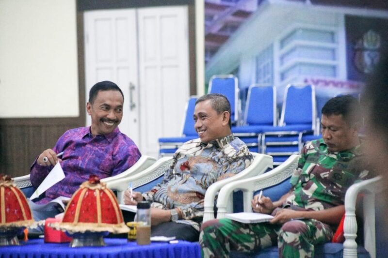 Bupati Wajo dan Wakil Bupati, Amran Mahmud-Amran, serta unsur Forkopimda menggelar rapat koordinasi dengan pengurus pusat As’adiyah dan panitia muktamar di ruang pola kantor bupati, Senin (21/11/22) malam.