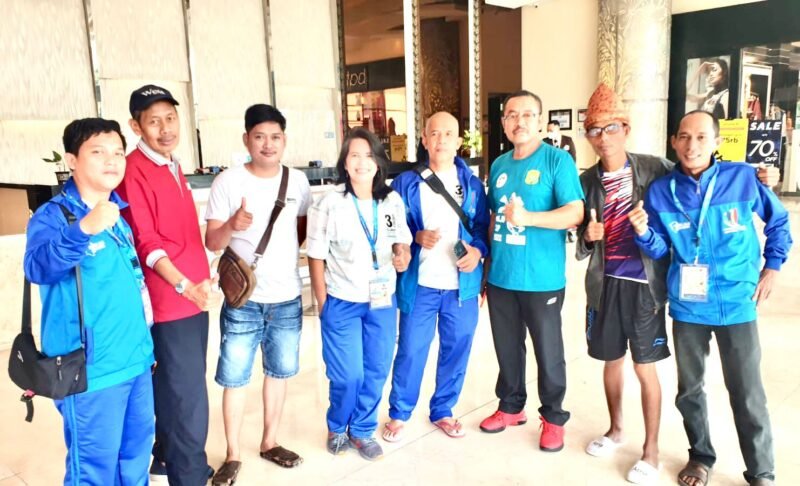 Tim bulutangkis Sulsel dan Sumsel foto bersama di hotel Atria Malang