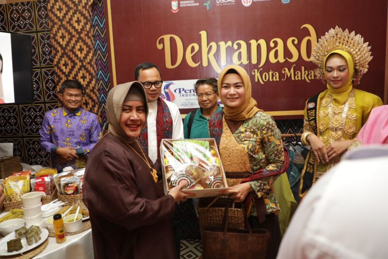 Sarasehan isteri Wali Kota se-Indonesia, digelar di Kota Jambi. Ketua TP PKK Kota Makassar yang juga Ketua Dekranasda Kota Makassar, Indira Yusuf Ismail memperkenalkan berbagai produk unggulan kota Makassar.