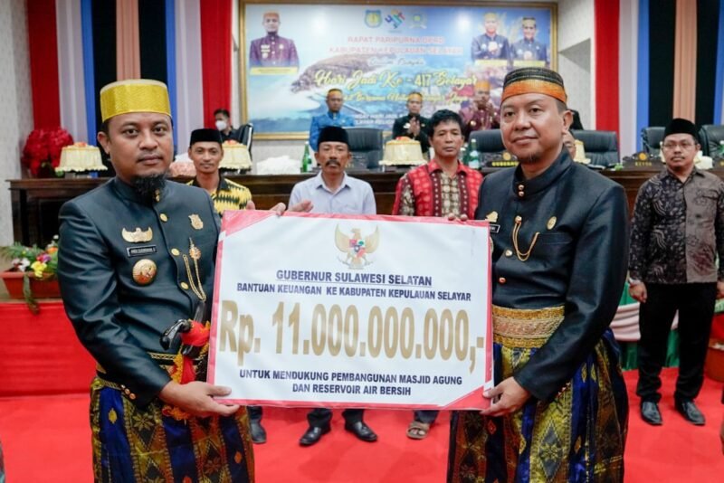 Gubernur Sulsel, Andi Sudirman Sulaiman mengucurkan bantuan keuangan untuk Kabupaten Selayar senilai Rp. 11 Miliar. Bantuan dialokasikan untuk pembangunan Masjid Agung Selayar pada Rapat Paripurna 417 Tahun Kepulauan Selayar, Jumat (25/11/2022).
