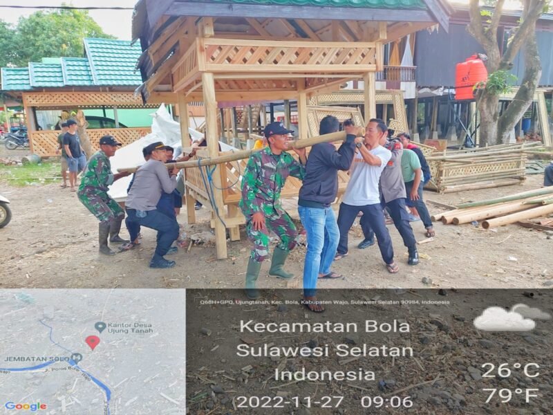 Kebersamaan Kapolsek Bola Iptu Alfian Mahajir bersama warga yang begitu kompak dalam melakukan gotong royong dengan mengangkat Gasebo milik warga di Ujung Tanah Desa Ujung Tanah Kecamatan Bola Kabupaten Wajo Minggu, (27/11/2022).