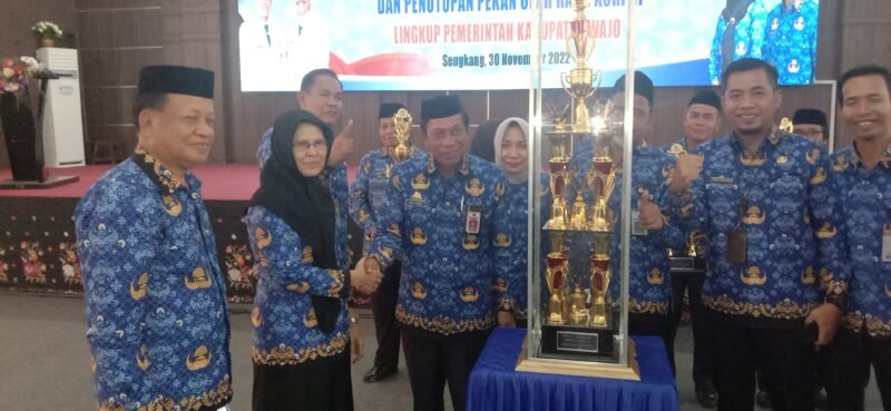 Ketua Dewan Pengurus Korpri Wajo yang juga Sekda Wajo Ir. Armayani menyerahkan piala bergilir POR Korpri kepada Juara umum I Disdikbud Wajo yang diterima langsung Kadisdikbud Drs. Faisal di Ruang Pola Kantor Bupati Wajo Rabu, (30/11/2022)