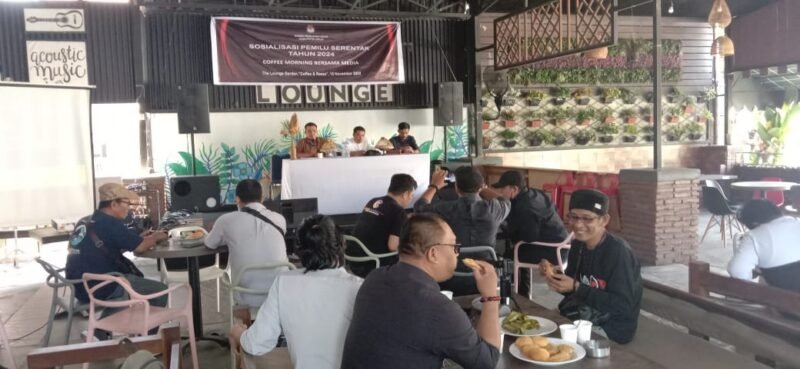 KPU Wajo menggelar coffee morning dengan para jurnalis dari berbagai media, di The Lounge Garden 