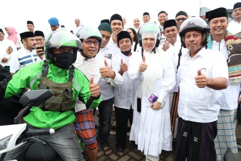 Wali Kota Makassar, Danny Pomanto gunakan Ojek Online Gojek hadiri Sholat berjamaah di Anjungan Pantai Losari, Sabtu (05/11/2022).