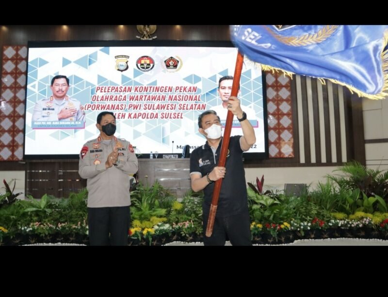 Kapolda Sulsel Irjen Pol Nana Sudjana (kiri) usai penyerahan bendera PWI kepada Ketua PWI Sulsel HM.Agussalim Alwi Hamu yang memimpin rombongan kontingen Porwanas di Kota Malang Provinsi Jawa  Timur .