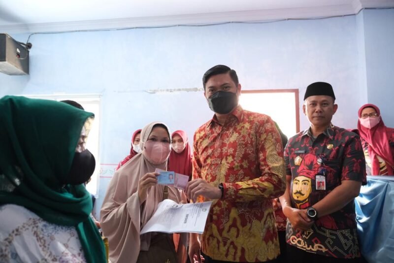 Bupati Gowa, Adnan Purichta Ichsan melaunching BLT BBM di Kecamatan Somba Opu, Kamis (03/11/2022).
