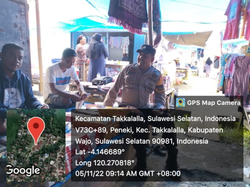 Bhabinkantibmas Polsek Takkalalla Aiptu Asriadi  melaksanakan PAM bertempat di jantung ibu kota Kecamatan Takkalla Kabupaten Wajo tepatnya di pasar Peneki,  Sabtu, 5 November 2022