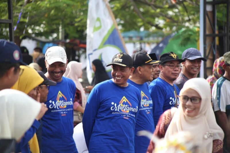 Bupati Wajo, Amran Mahmud, yang didampingi Wakil Bupati, Amran dan Sekda Wajo Armayani ikut pawai ta’aruf yang digelar Pimpinan Daerah Muhammadiyah (PDM) dan Pimpinan Daerah Aisyiyah (PDA) Kabupaten Wajo di Lapangan Merdeka, Sengkang, Ahad (13/11/2022).