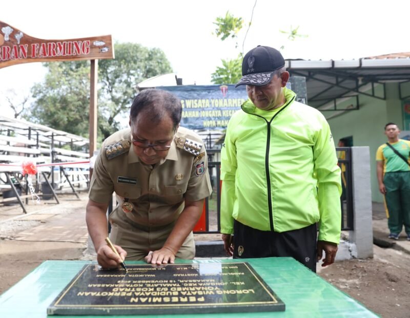 Wali Kota Makassar,  Danny Pomanto didampingi Panglima Divisi Infanteri 3 Kostrad resmikan lorong wisata Yonarmed 6 Tamarunang di Jalan Mappaodang, Selasa (15/11/2022).