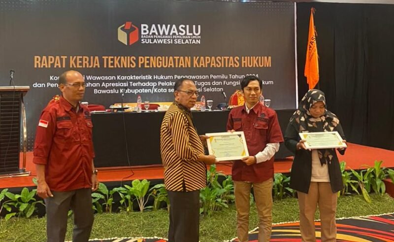 Ketua Bawaslu Wajo Dr. Abdul Malik menerima penghargaan, yang diserahkan langsung Ketua Bawaslu Sulsel Drs. HL Arumahi di  Swiss-belhotel Jl. Ujung Pandang No. 8 Bontoala, Kota Makassar, Ahad (11/12/2022)