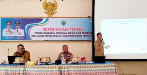 Sekda Barru Dr. Ir. Abustan AB membuka kegiatan Bimbingan Teknis Bimtek pelaksanaan Pilkades serentak tahun 2022, di aula DPMD,PPKB dan PPPA Kabupaten Barru, pada Senin (12/12/2022).