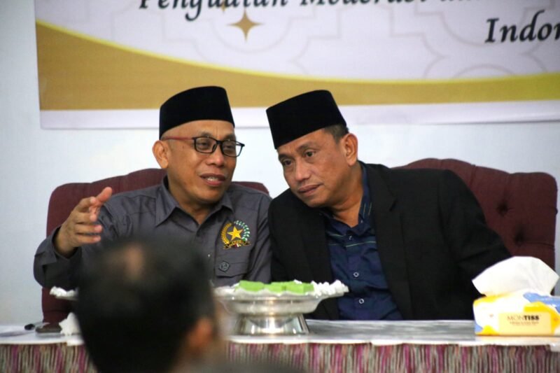Bupati Wajo, Amran Mahmud bersama Kepala Kemenag Wajo H. Muh. Yunus menghadiri dialog akhir tahun Forum Kerukunan Umat Beragama (FKUB) Kabupaten Wajo di rumah jabatan Bupati Wajo, Jl Veteran, Kota Sengkang, Jumat (30/12/2022) malam.