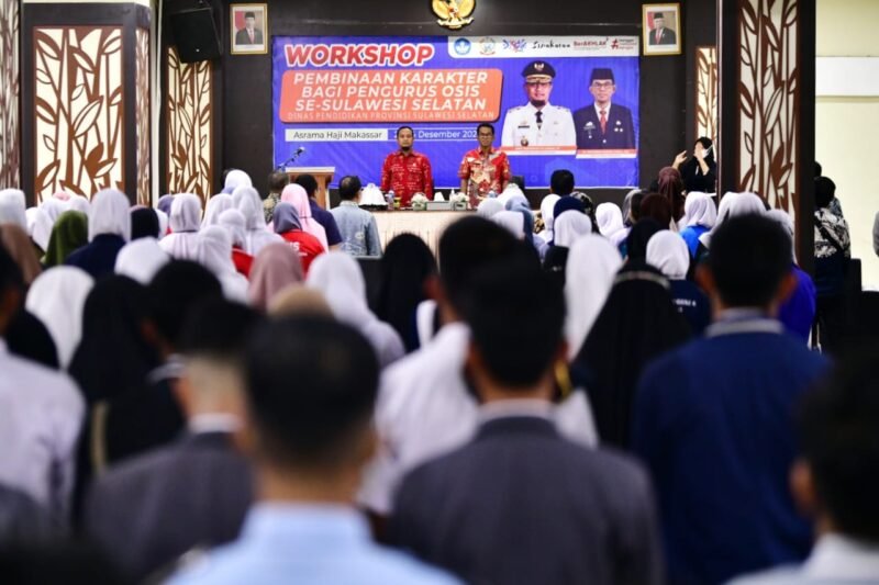 Gubernur Sulsel, Andi Sudirman Sulaiman didampingi Kepala Dinas Pendidikan Provinsi Sulsel, Dr. Setiawan Aswad dalam acara Workshop Pembinaan Karakter Bagi Pengurus OSIS se-Sulsel di Asrama Haji Makassar, Kamis (22/12/2022).
