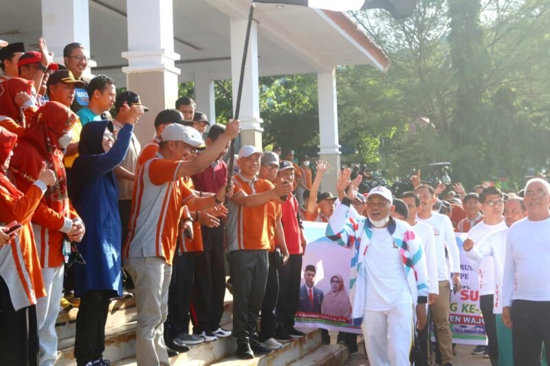 Wakil Bupati Wajo H. Amran SE melepas Jalan Santai Toleransi dan Moderasi Beragama rangkaian Hari Amal Bakti (HAB) Kementerian Agama (Kemenag) RI ke-77 tingkat Kabupaten Wajo berlangsung di Lapangan Merdeka, Kota Sengkang, Kamis (22/12/2022)