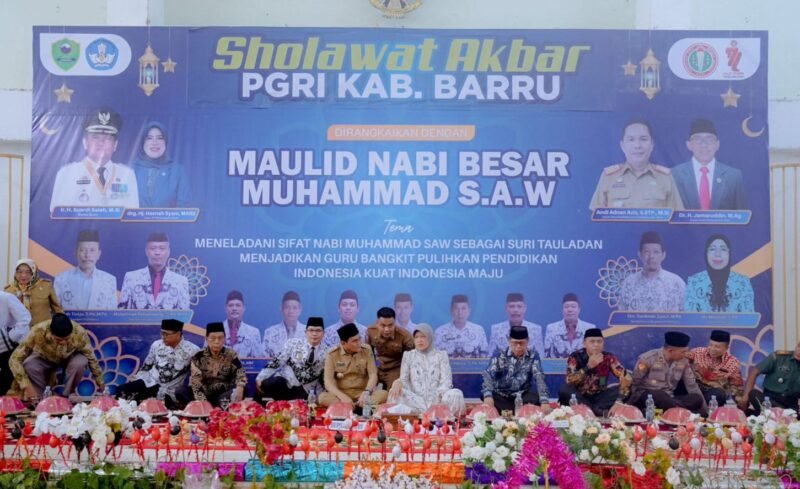 Bupati Barru  H. Suardi Saleh,  bersama Ketua TP PKK Barru Hj. Hasnah Syam menghadiri acara Shalawat Akbar dalam rangka HUT Persatuan Guru Republik Indonesia (PGRI) yang dirangkaikan dengan Maulid Nabi Muhammad SAW di gedung Islamic Centre, kabupaten Barru, pada Selasa (6/12/2022)