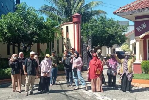 Disperkim Kota Makassar melakukan pengawasan dan penindakan PSU Perumahan dalam rangka pemasangan papan bicara (spanduk) 3 titik di Kota Makassar, Jumat (07/10/2022).