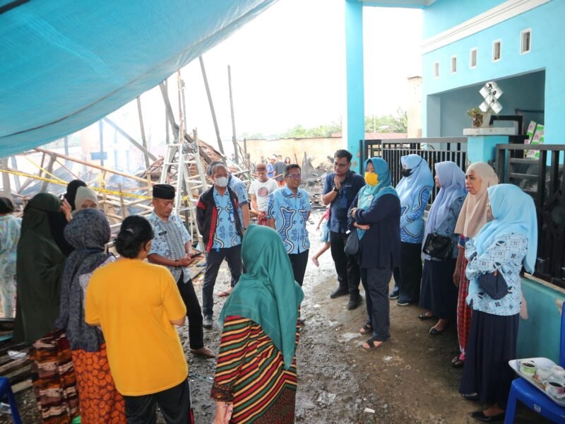 Perumda Air Minum (PDAM) Kota Makassar melalui #PDAMPeduli menyambangi korban bencana kebakaran guna memberikan bantuan logistik yang terjadi di Biring Romang Kecamatan Manggala, Kamis (08/12/2022).