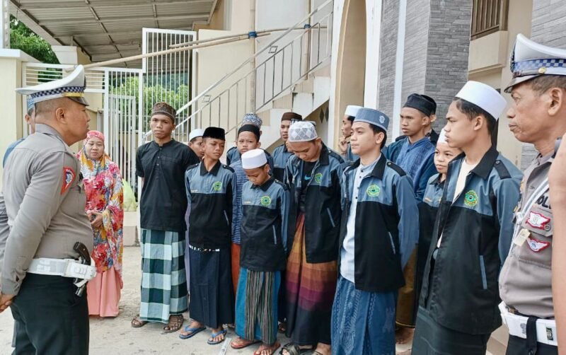 Personil Sat Lantas Polres Wajo Polda Sulawesi Selatan telah melaksanaan kegiatan sosialisasi budaya tertib berlalu lintas menjelang hari libur sekolah, Natal dan Tahun Baru 2023.