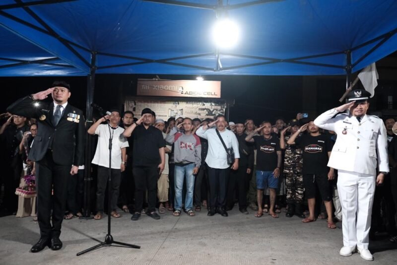 Bupati Gowa, Adnan Purichta Ichsan memimpin langsung upacara pemakaman Almarhum Andi Sura Suaib di Pekuburan Islam Pa,batang, Sungguminasa, Senin (19/12/2022) malam.