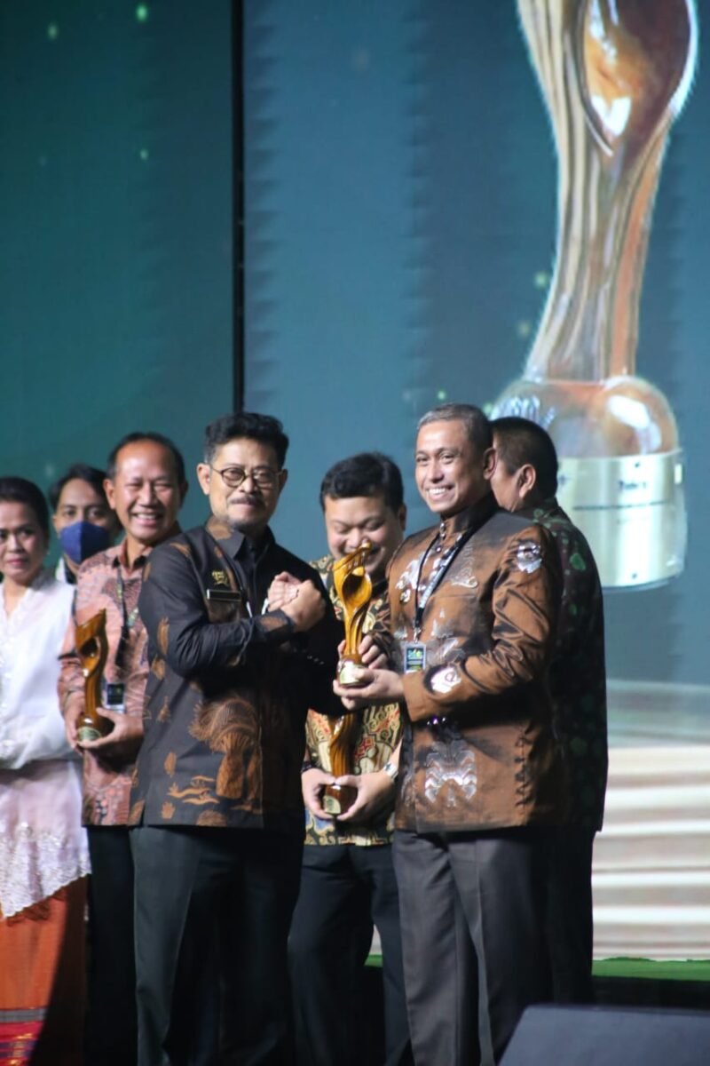 Bupati Wajo H. Amran Mahnud menerima penghargaan dari Kementerian Pertanian RI yang diserahkan Mentan Syahrul Yasin Limpo di Anugrah Perkebunan Indonesia Expo (Bunex) di Jakarta Convenction Center (JCC), Jakarta, Rabu (21/12/2022).