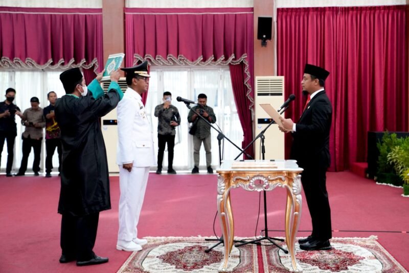 Gubernur Sulawesi Selatan, Andi Sudirman Sulaiman melantik Kepala Dinas Provinsi Sulawesi Selatan, Dr. Setiawan Aswad, M. Dev., Plg. sebagai Pejabat (Pj) Bupati Takalar di Baruga Karaeng Pattingalloang, Makassar, Kamis (22/12/2022).