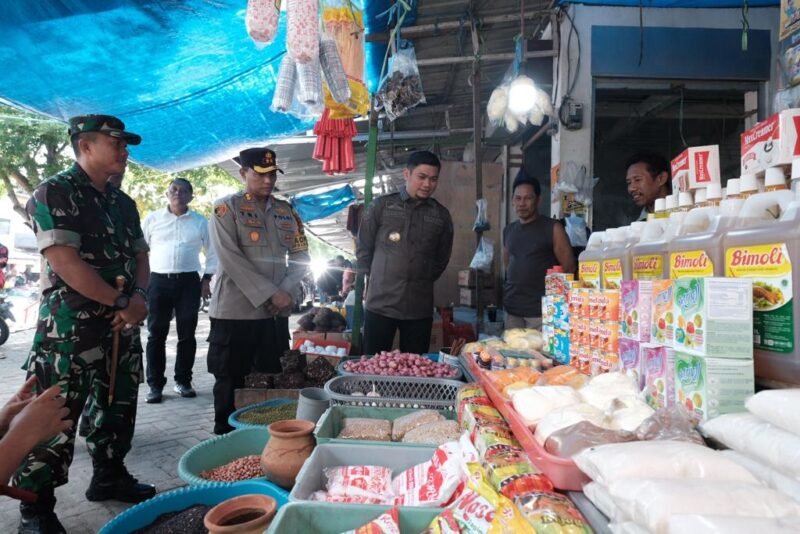 Bupati Gowa, Adnan Purichta Ichsan bersama Forkopimda Gowa turun langsung memantau harga dan ketersediaan bahan pokok di Pasar Sungguminasa, Kamis (22/12/2022).