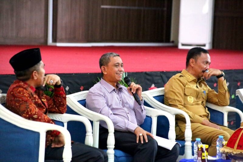 Bupati Wajo H. Amran Mahmud memberikan arahan pada rapat koordinasi (rakor) pembentukan lembaga kemasyarakatan di kelurahan lingkup Pemkab Wajo