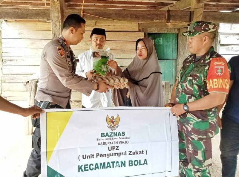 Kapolsek Bola Iptu Alfian Mahajir bersama Sekcam Bola Andi Dzulzalal, Babinsa Sertu Arianto dan Tim Unit Pengumpul Zakat Basnaz  melaksanakan pembagian sembako kepada masyarakat yang kurang mampu.