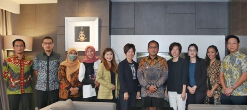 Wali Kota Makassar, Moh. Ramdhan ‘Danny’ Pomanto berpose bersama men usai menerima kunjungan tim Enterprise Singapore, di Hotel Melia, Kamis (01/12/2022).